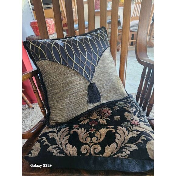 ęGorgeous throw pillow    DC - Picture 1 of 4